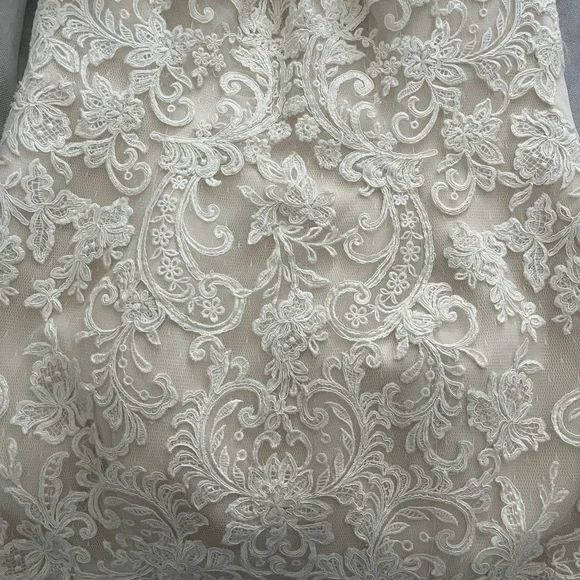 Maggie Sottero Ivory Lace Bridal Gown 14 - Picture 5 of 11